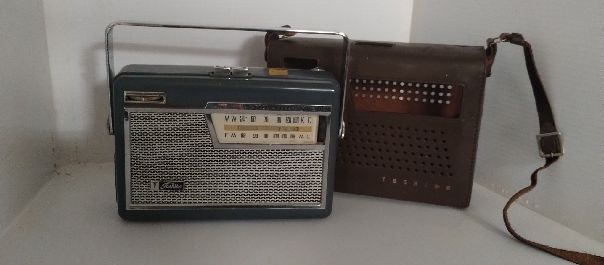 Vintage Toshiba Radio: Model 10TL-429F (With Leather Carry Case