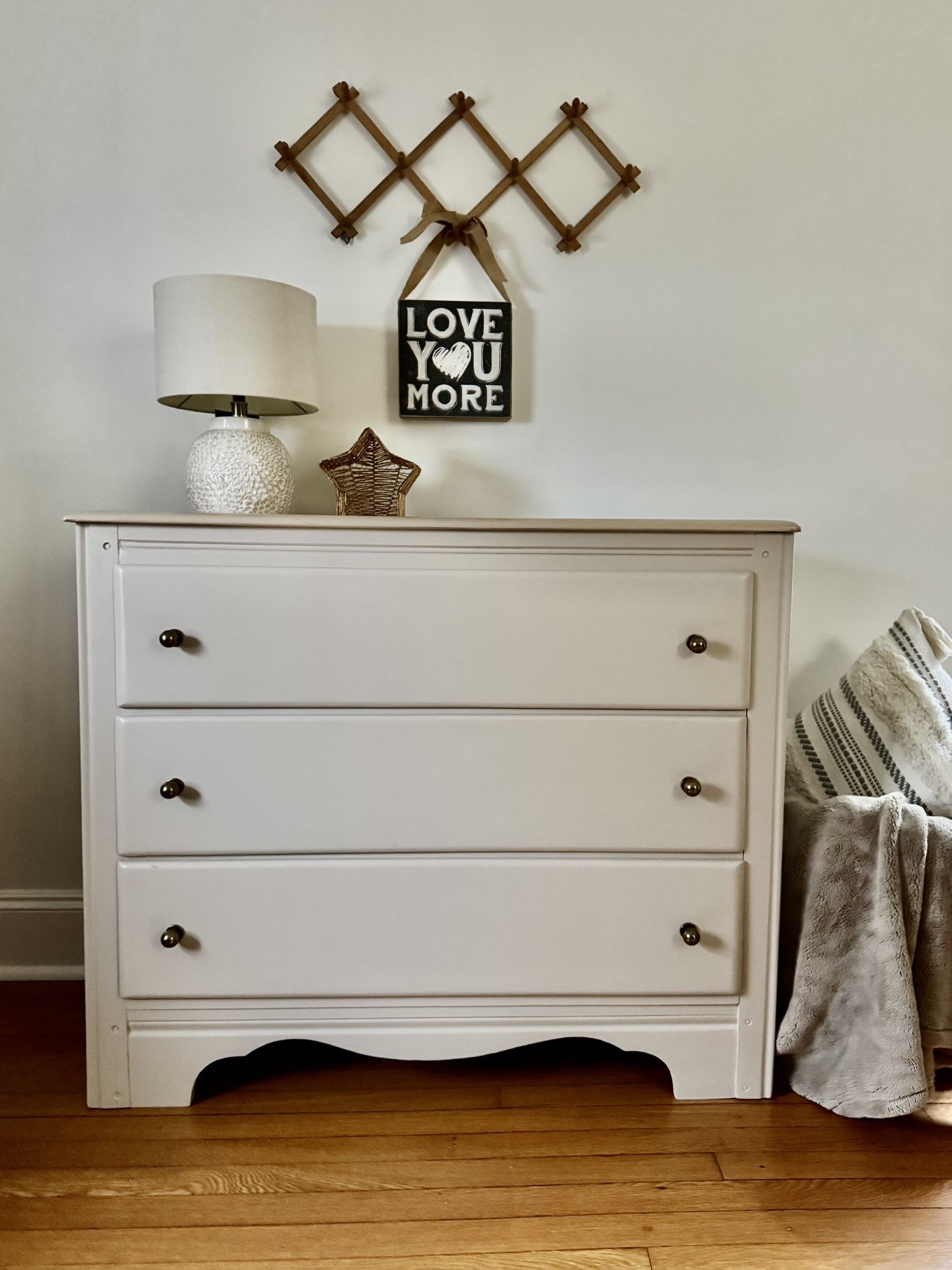 Gorgeous Maple Dresser W/ Top Drawer, Coin Or Jewelry Tray