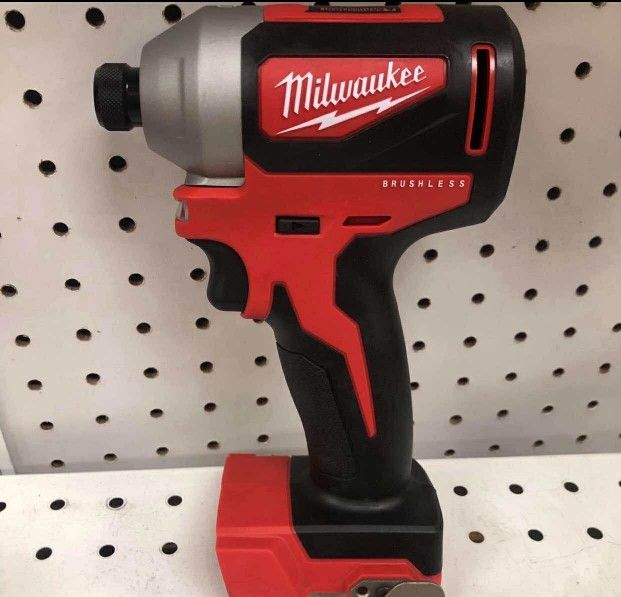Milwaukee New 1/4" Impact 18M Brushless ( Nuevo)