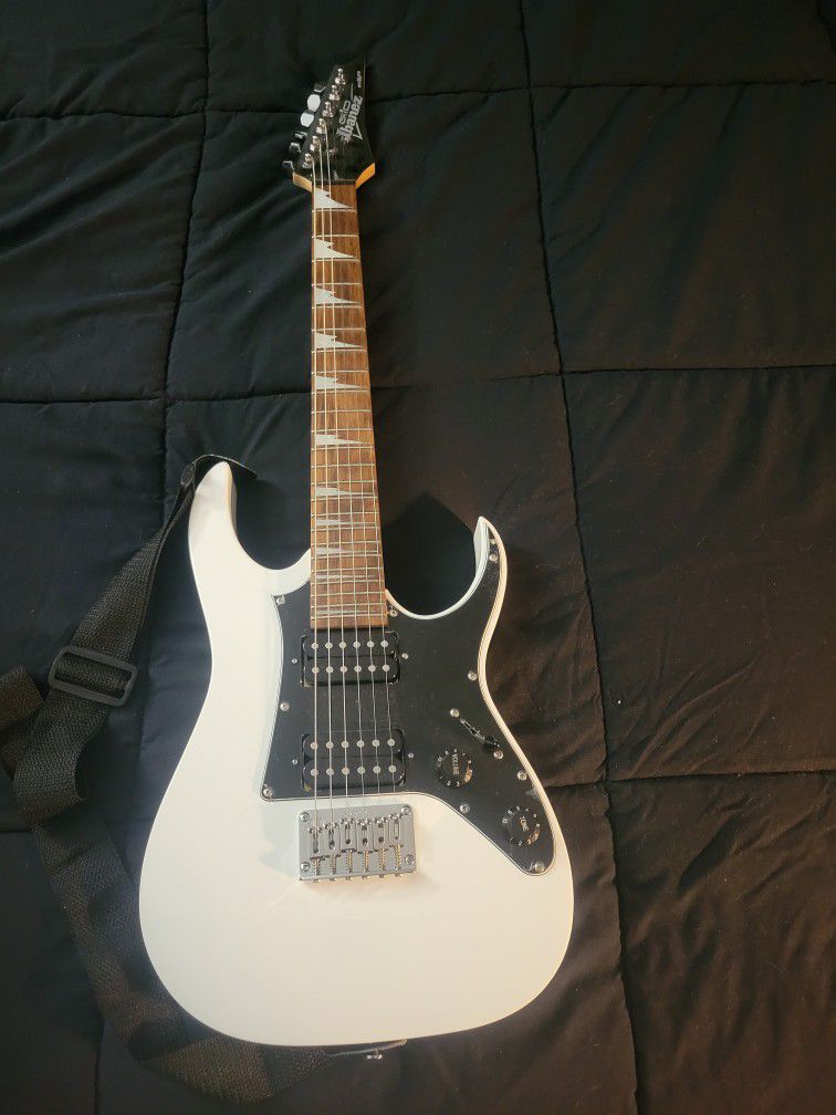 New IBANEZ 3/4 electric Guitar For Kids Never Used. Comes With Practice Amp $120
