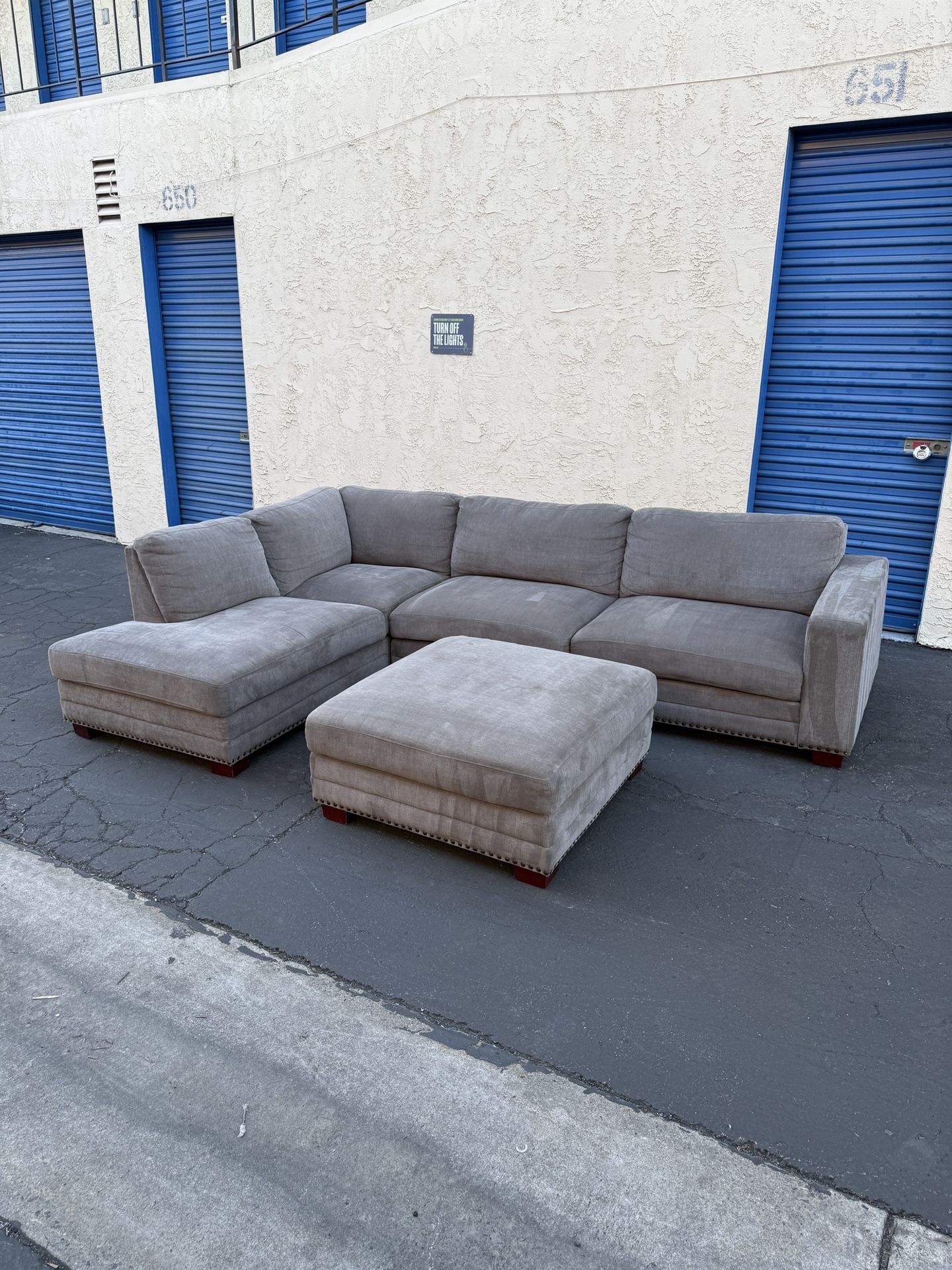 FREE LOCAL DELIVERY 🛻 Penelope Fabric Sectional with Ottoman – Gray