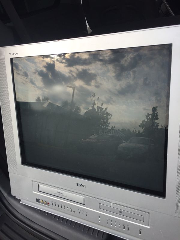 RCA tv with VCR VHS dvd combo 26 inches working for Sale in Orlando, FL