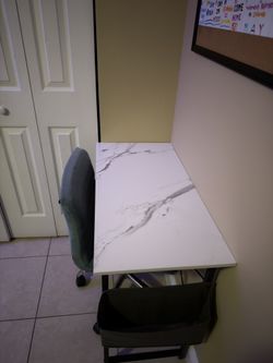 32” Marble Desk – Like New Small Space / Dorm Desk