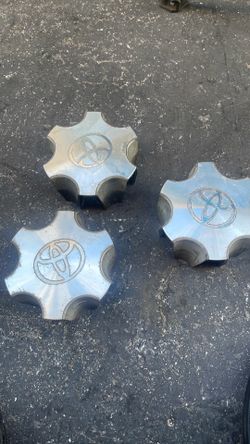 Toyota sequoia 2002 wheel cap used only 3