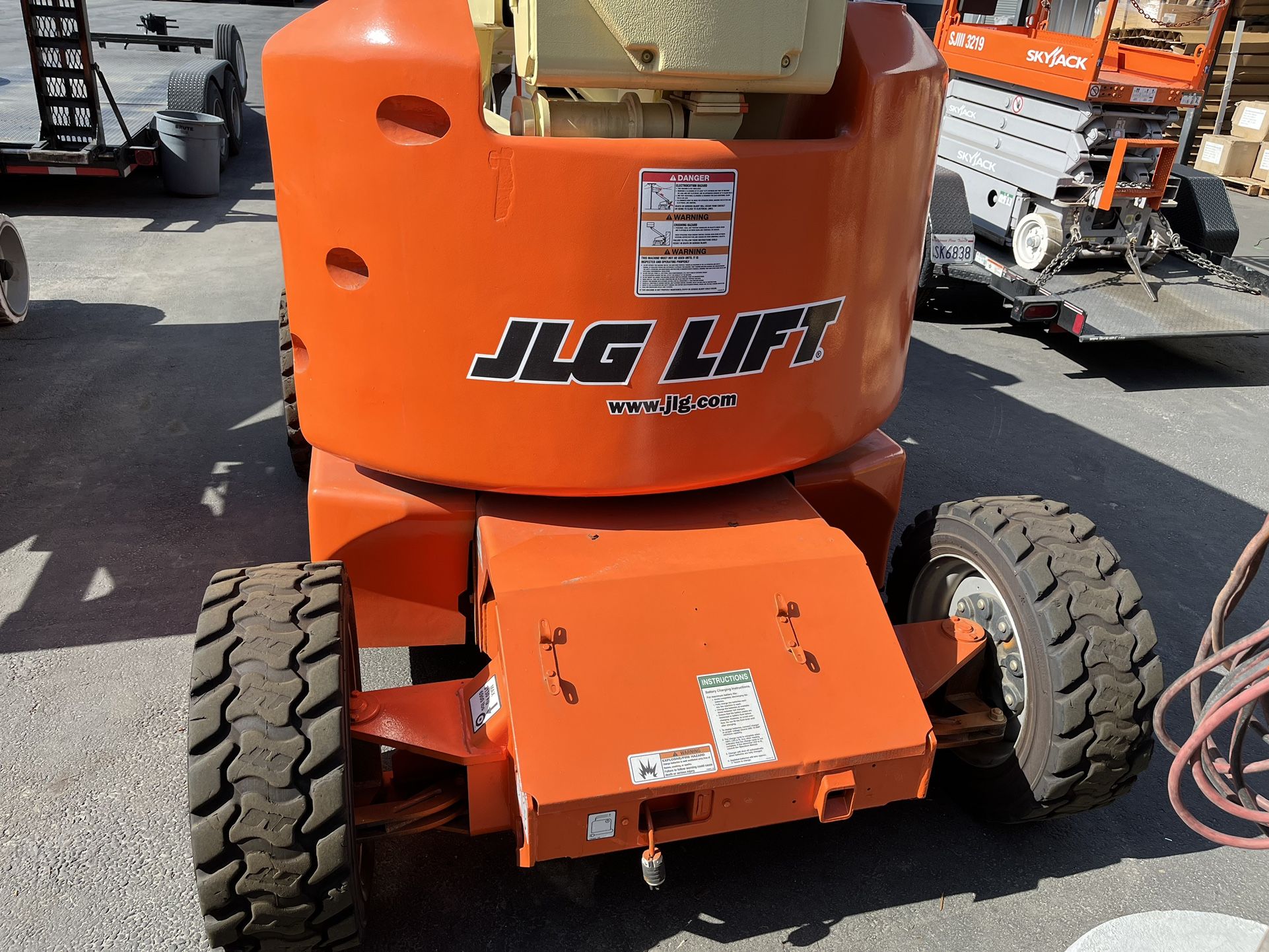 JLG 45’ Boom Lift (E450AJ)