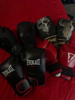 Boxing gloves 🥊