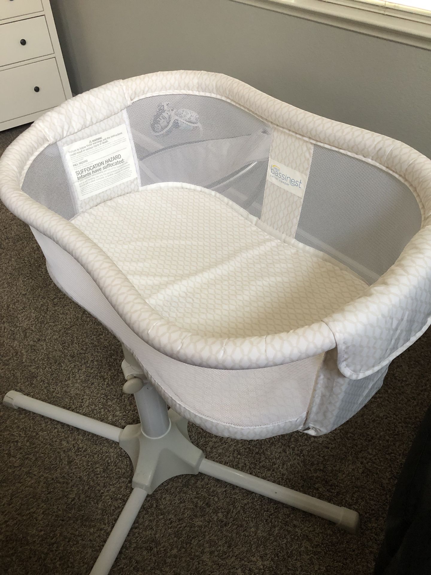 Halo Bassinet Like New