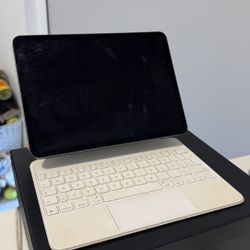 📱 iPad Pro 11” 256GB + Apple Magic Keyboard – Excellent Condition!