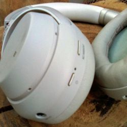Sony Noise Canceling Headphones In Great Cond 
