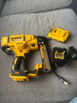 20V MAX XR Lithium-Ion Cordless 18-Gauge Narrow Crown Stapler Kit with 2.0Ah Battery, Charger