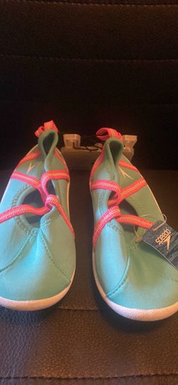 Girl water shoes size L 9-10