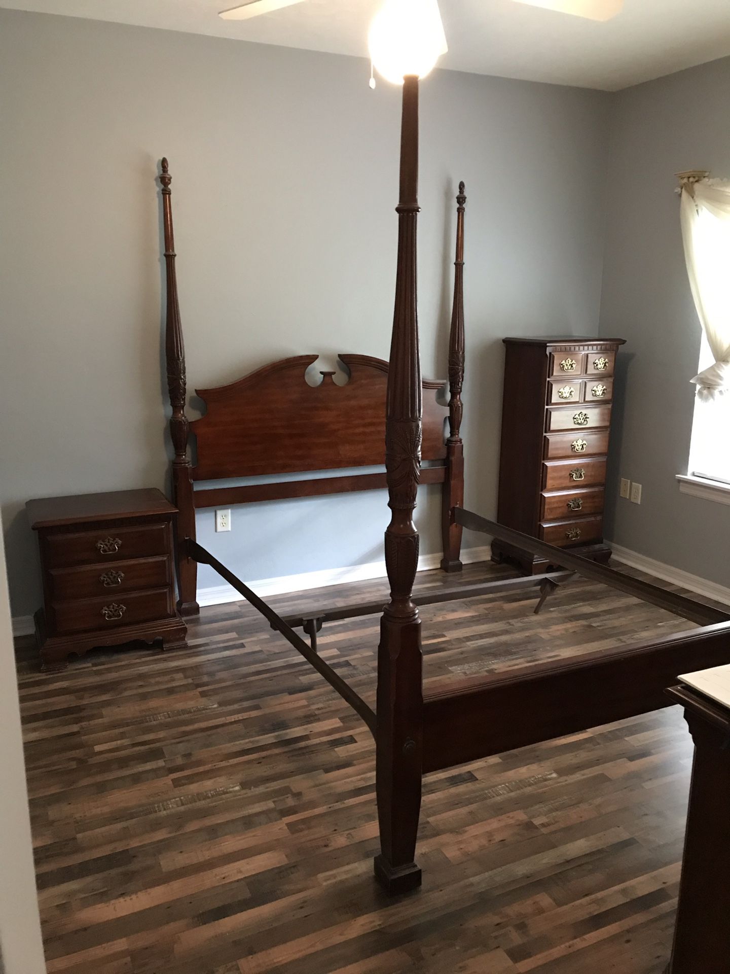 Queen size bedroom set in excellent condition!