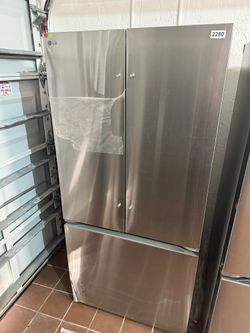 LG 33” COUNTER-DEPTH 20.8-CU FT 3 -DOOR FRENCH DOOR REFRIGERATOR WITH ICE MAKER. $750 MODEL #LF21G6200S. ORIGINAL PRICE $1,600