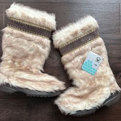 New CROCS Faux fur boots 8US Never worn, with tag