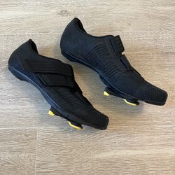 Road cycling shoes with cleats/ Fizik Men’s Vento Powerstrap Road Cycling Shoes with FREE Shimano Cleats