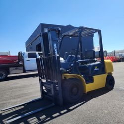 Komatsu forklift 
5000lb capacity
3 stage 
sideshift 
solid pneumatic 