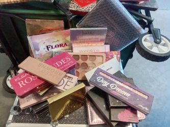 eye shadow pallets and make up suitcase