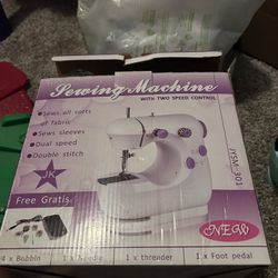 Small Beginner Sewing Machine 