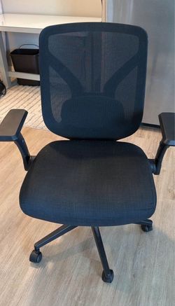 Black Mesh Office Chair with Armrests