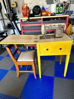 Antique Singer Sewing Machine & Storage Bench
