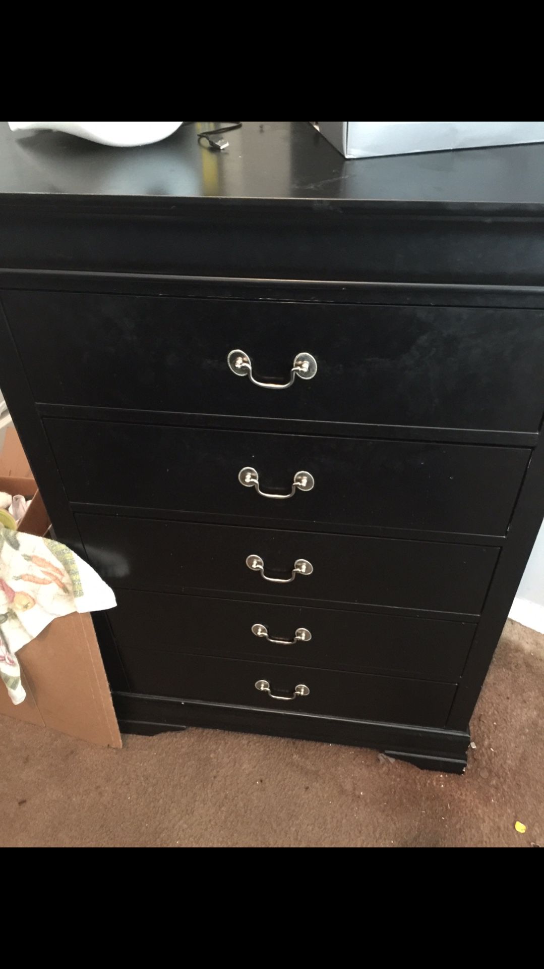 Fullsize bedroom set, in storage now, serious about buying it, cash only no checks, please everything is included. No delivery service,please.