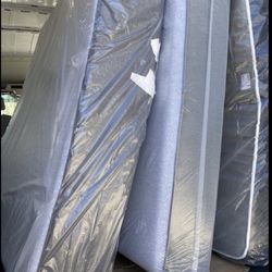 Brand New Queen Size 12” Casper Select Mattress!!