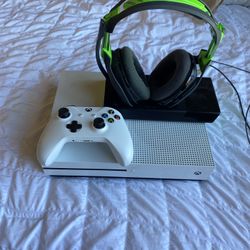 Xbox One S With Wireless Headphones 