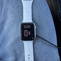 White Apple Watch Series 8 45mm