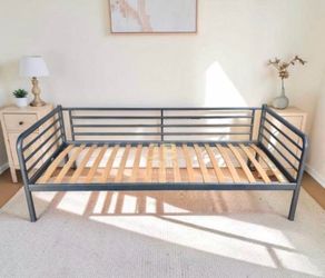 IKEA SVÄRTA Daybed - Excellent Condition! Free Local Delivery!!!