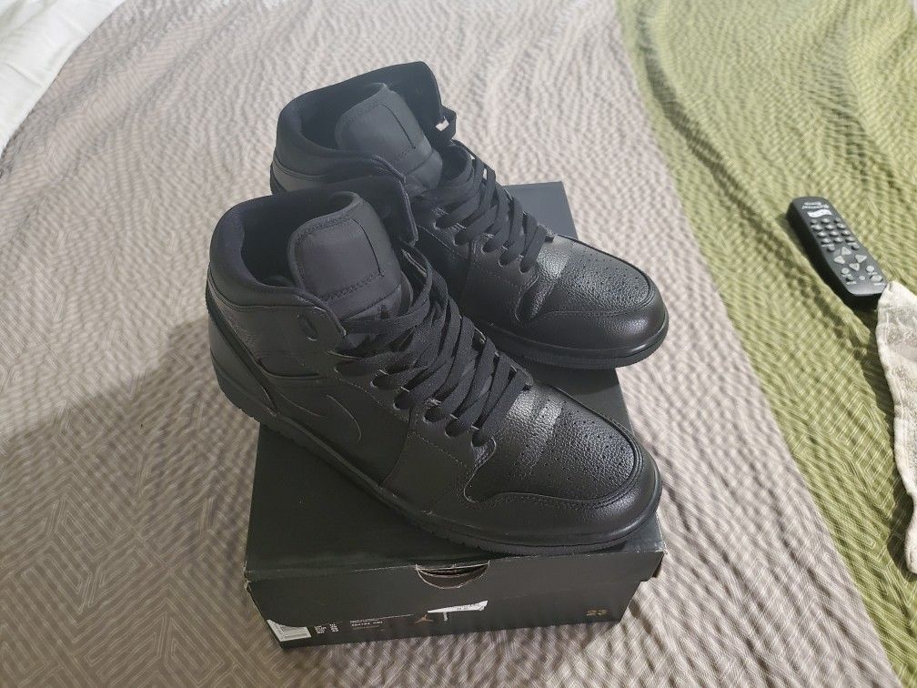 Jordan 1s mids all black