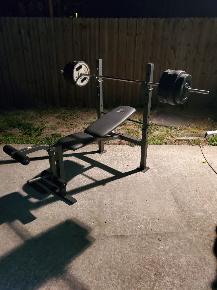 Golds gym adjustable weight bench (includes bar and 150lbs of weights)