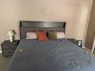 King Size Bedframe & Two Noghtstands
