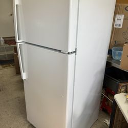 🧊 GE Top-Freezer Refrigerator – Like New – $450