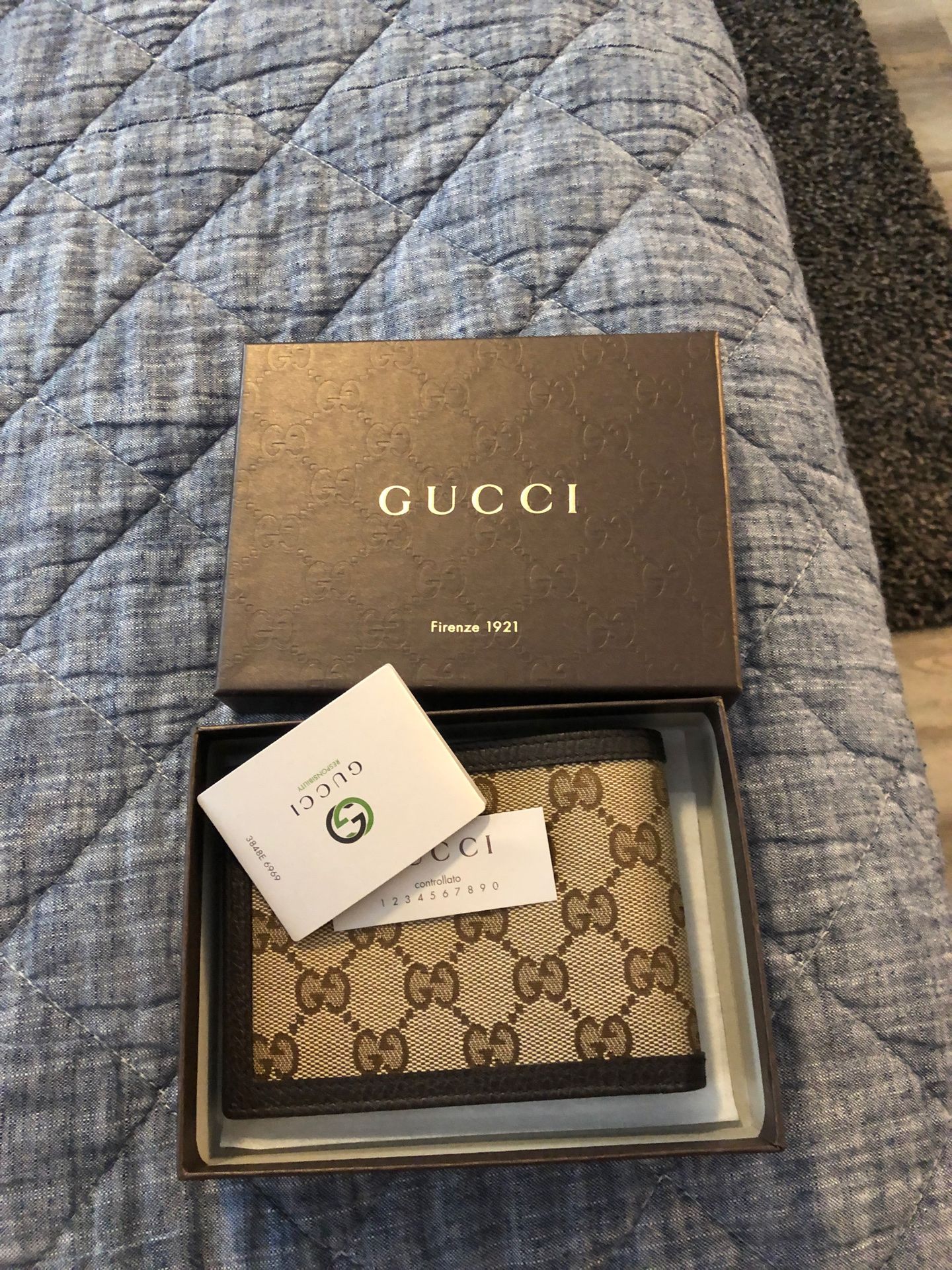 Gucci wallet never used