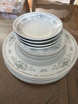 Vintage Diane Fine Porcelain China Japan – Blue Floral 12-Piece Set (4 Dinner Plates, 4 Salad Plates, 4 Bowls)