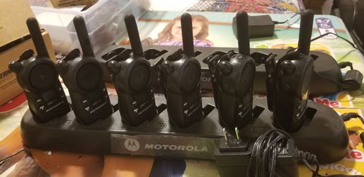 6 MOTOROLA RADIOS/ Charger