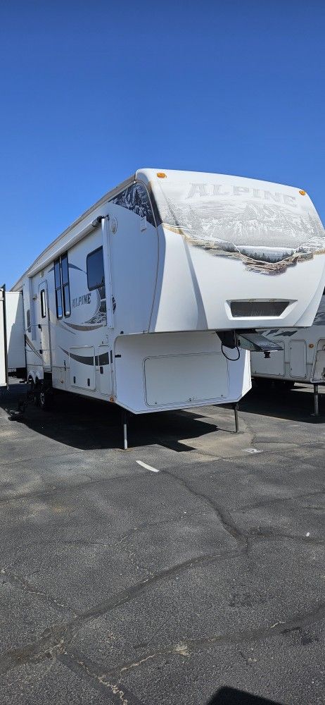 2011 Keystone RV Alpine 3200RL(Financing Available!)