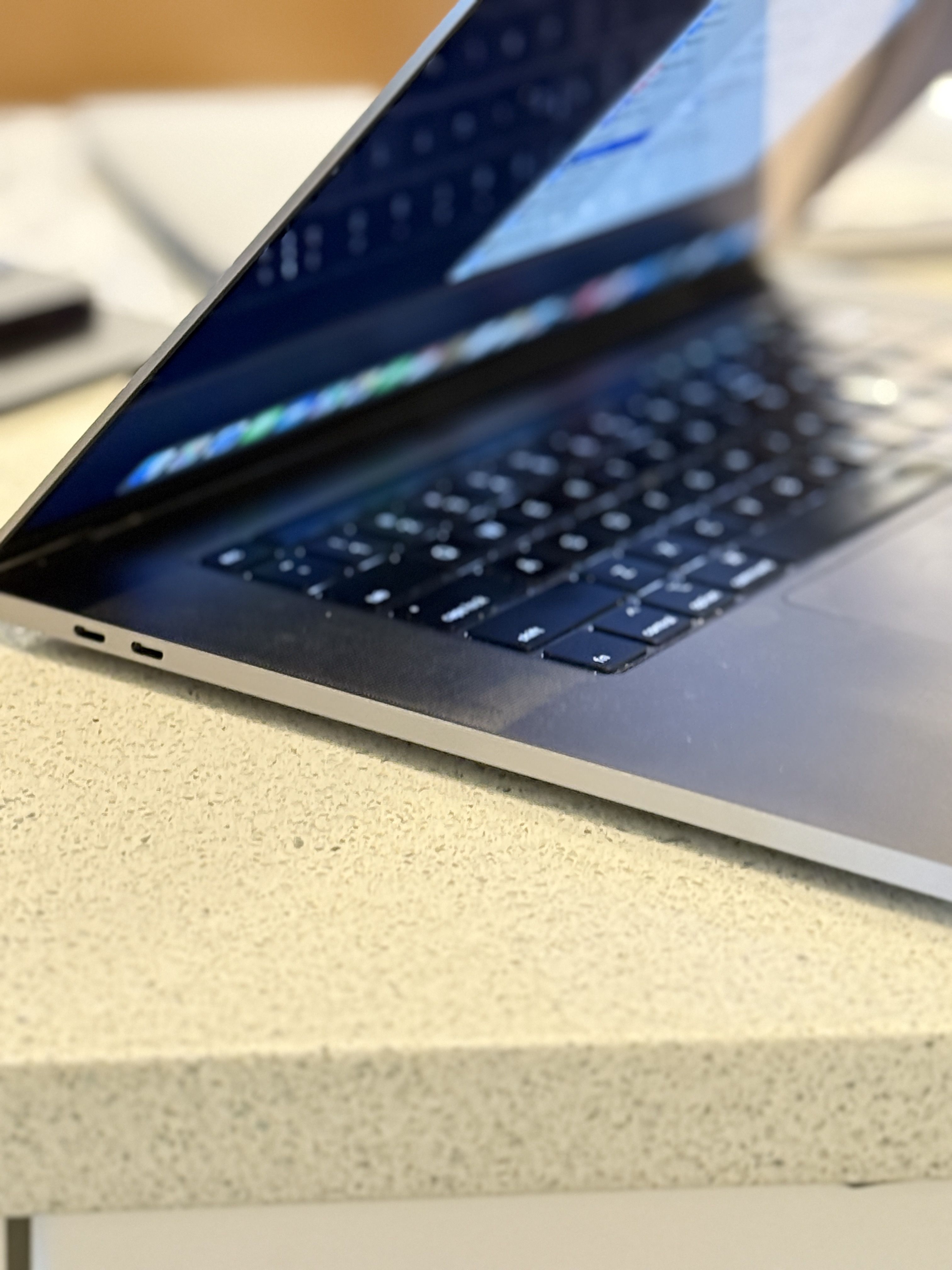 2019 Apple MacBook Pro 16β i7 32GB Ram 512SSD
