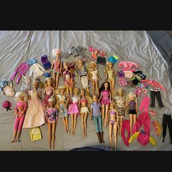 Barbies Dolls 17 Barbie Dolls And 31 Barbie Clothes And 1 Hat 
