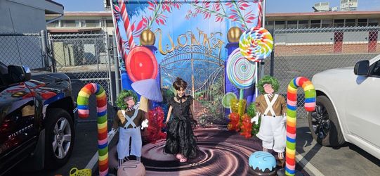 Willy Wonka Backdrop And 2 Oompa Lompa Prop
