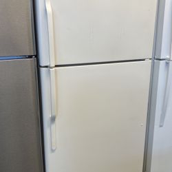 Ge Apartment Size Top Freezer Refrigerator With Ice Maker 