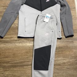 Nike Tech Set