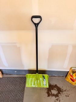 Snow shovel