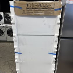 Brand new Whirlpool 33 in. 20.5 cu. ft. Wide Top Freezer Refrigerator in White with Frameless Glass Shelves
