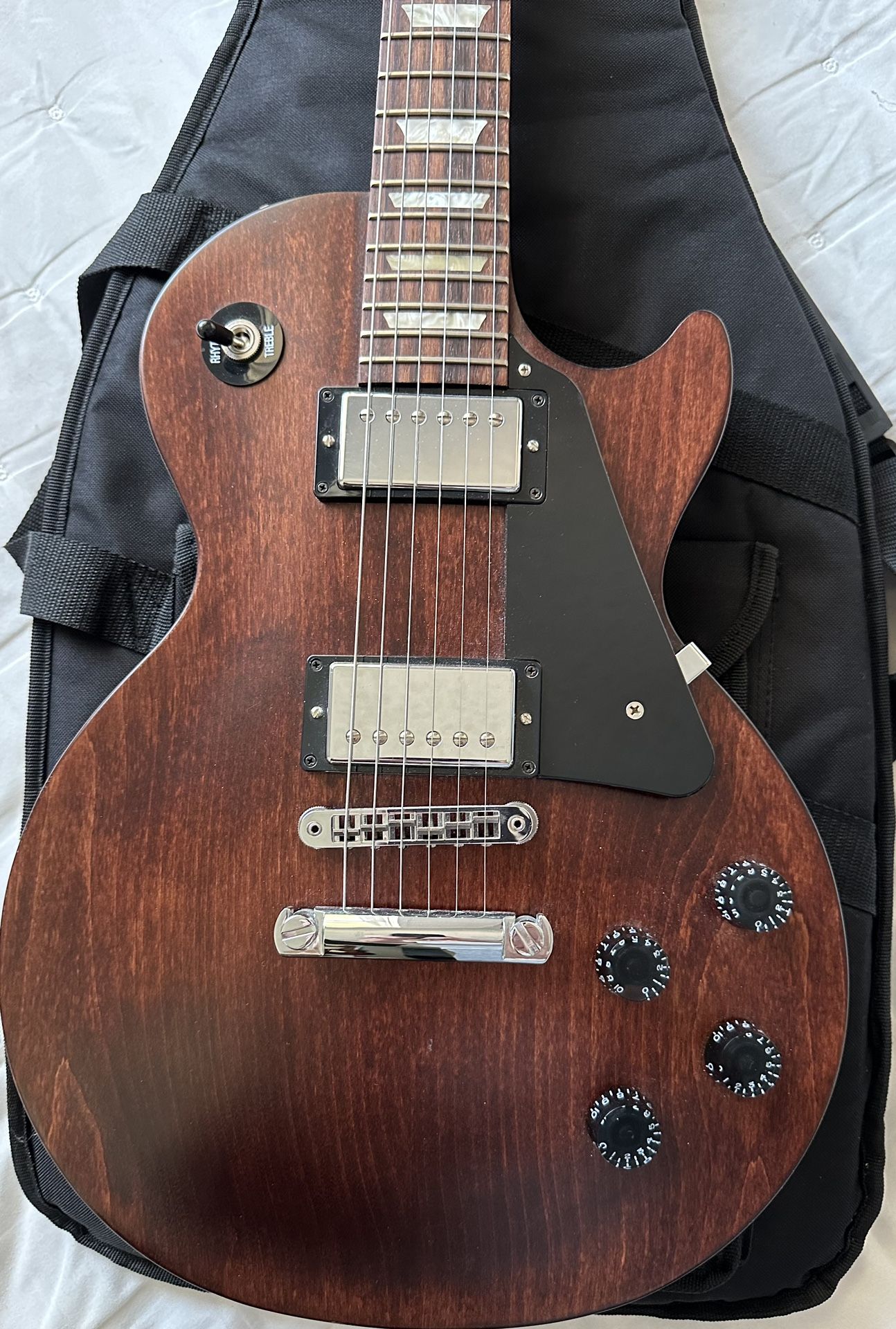 2011 Gibson les paul with matching bag paper work mint 