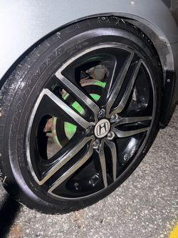 Se vende rines los cuatro están en buenas condiciones y goma nueva adelante tiene 245/ 40/19 atrás t 5x114.3 Accord
