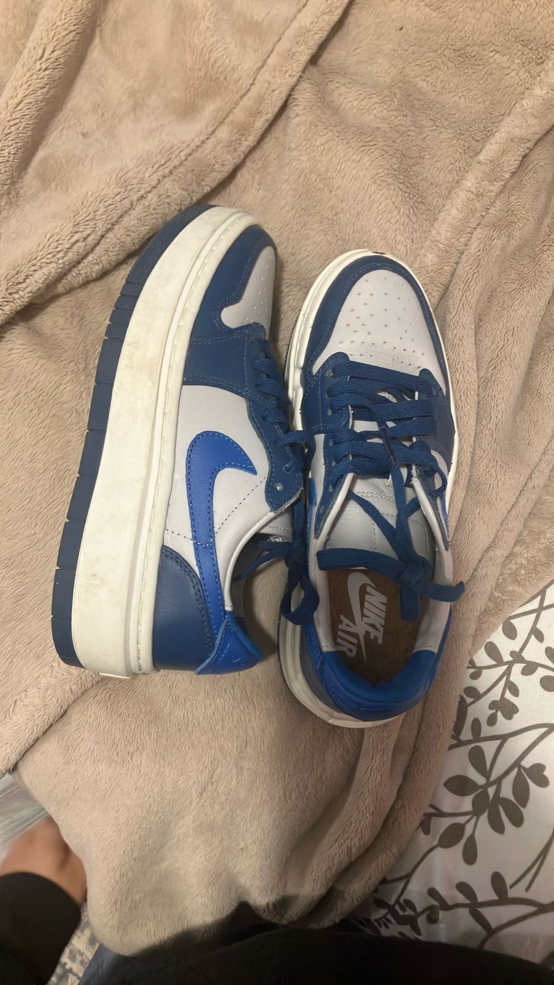 NIKE SHOES SIZE 5 WOMENS