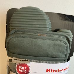 KitchenAid 4 pc oven mitt set