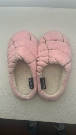 Concha Slippers $10 (Size S/M)