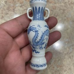 Vintage Franklin Mint Treasures of the Imperial Dynasties Mini Vase Blue & White- 5$